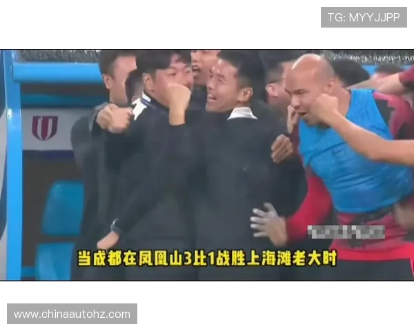 足球明星在采访中亲吻球迷瞬间引发热议与感动